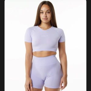 Alphalete Amplify Crop Top in Misty Lilac Size Small